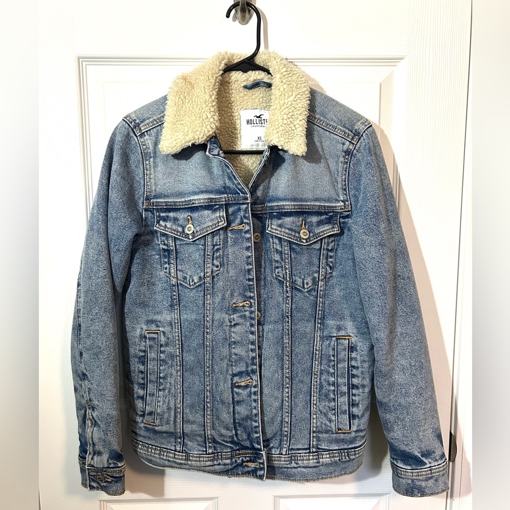RARE find, Hollister Sherpa Lined Denim Jacket, XS, Like new!
